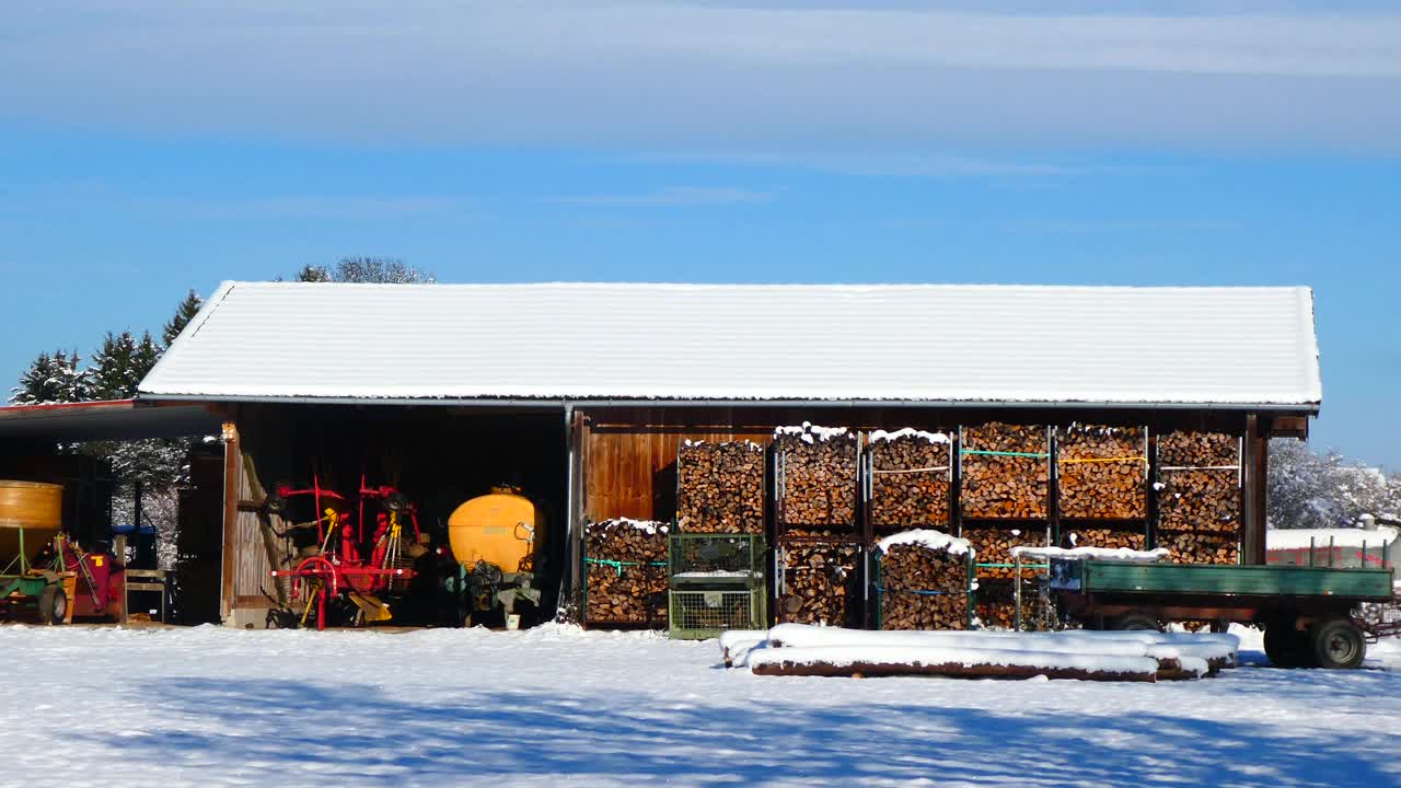 Barn Or Agricultural Building In Winter Countryside – Snow视频素材