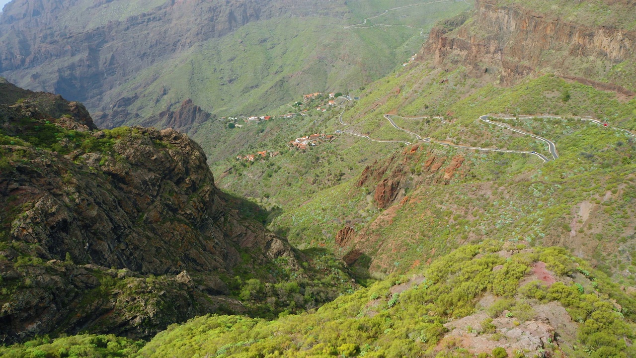 西班牙加那利岛特内里费岛的绿色自然山地景观。Masca峡谷。飞越火山山峰的空中飞行。视频素材