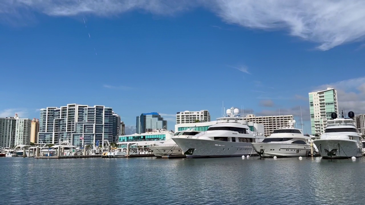 停泊在海湾的游艇视频素材