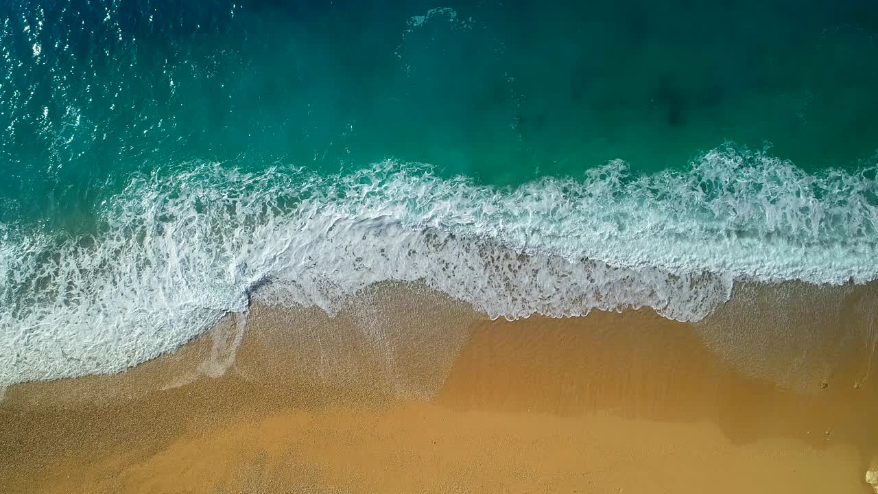 鸟瞰碧蓝的大海和海浪的声音视频素材