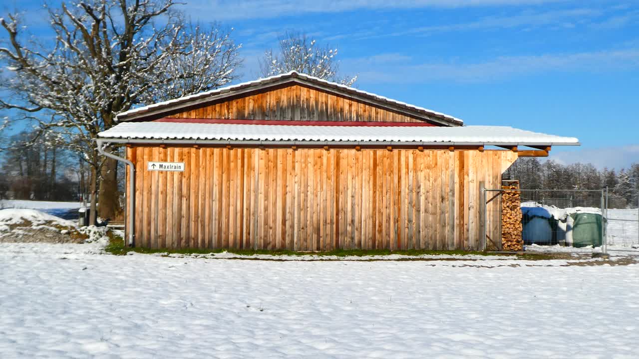 Barn Or Agricultural Building In Winter Countryside – Snow视频素材