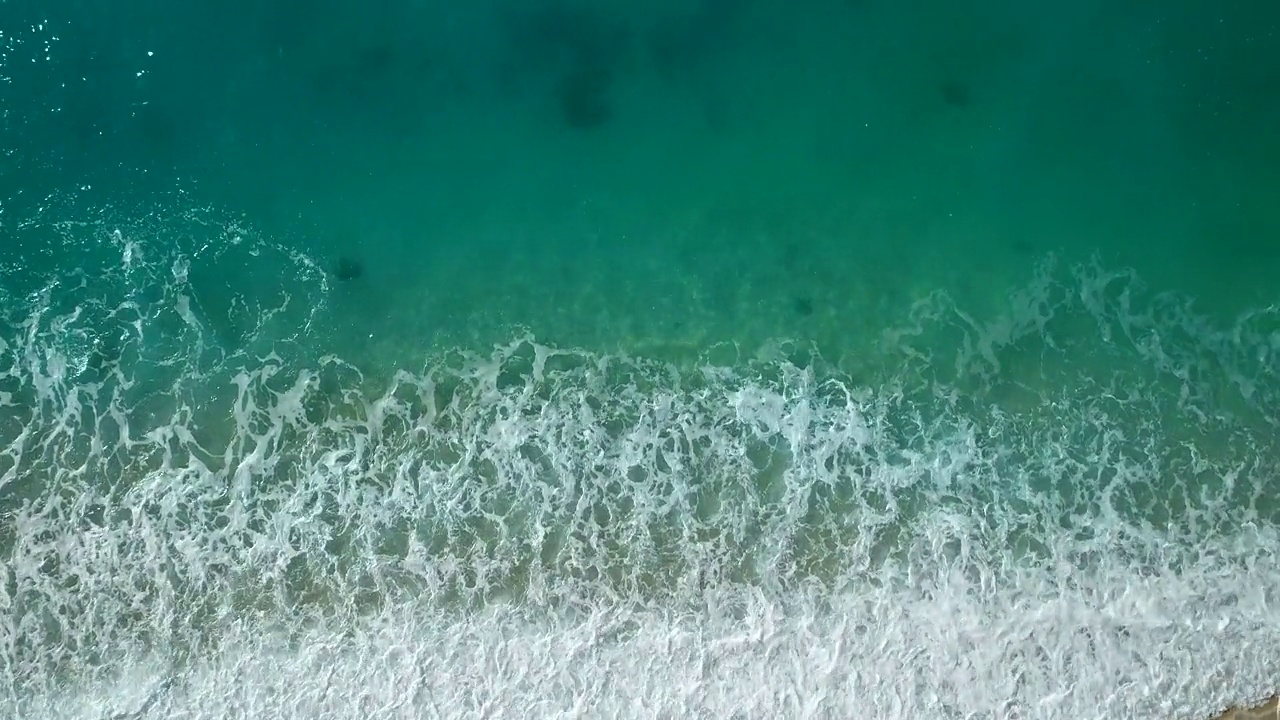 鸟瞰碧蓝的大海和海浪的声音视频素材