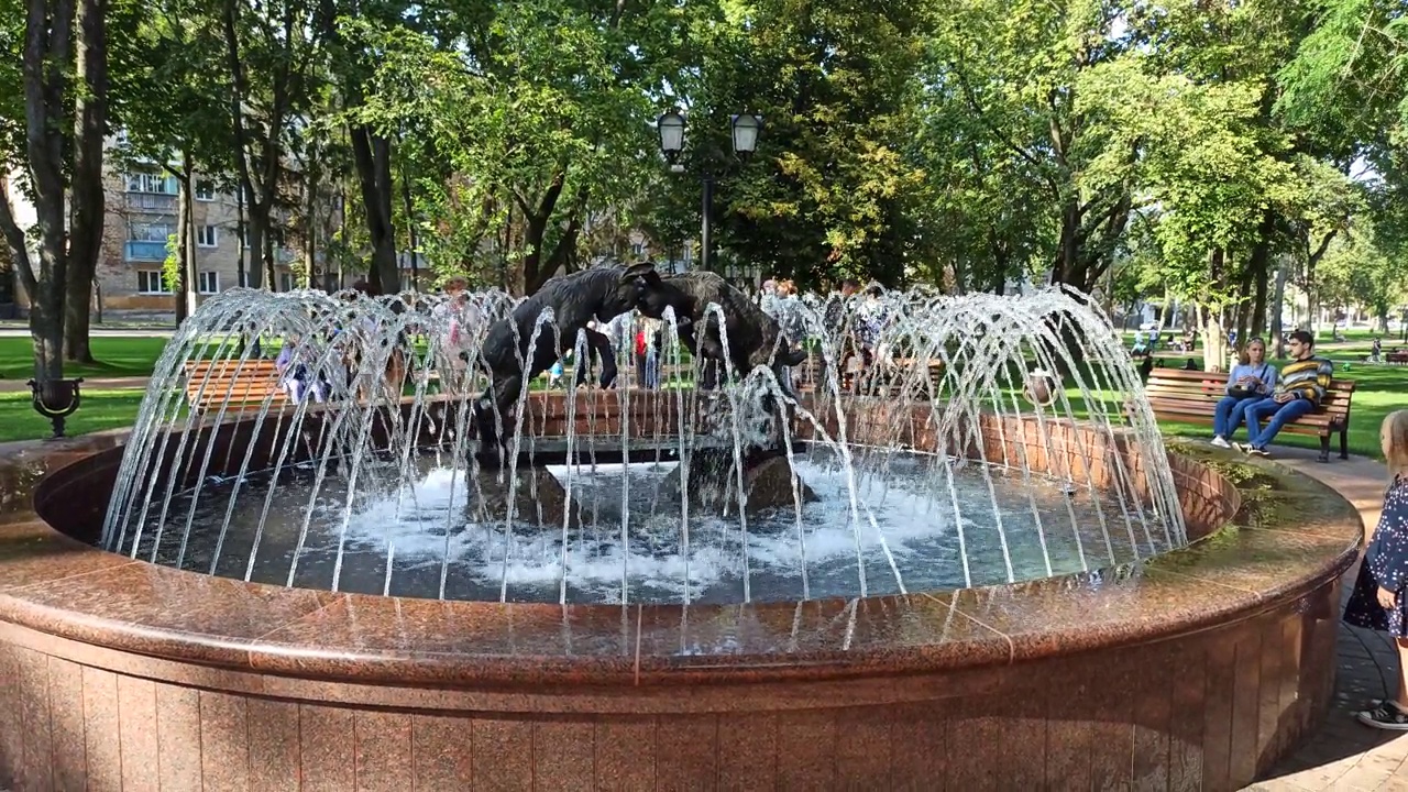 城市公园里有两只打架山羊雕像的喷泉。城市中的喷泉视频下载