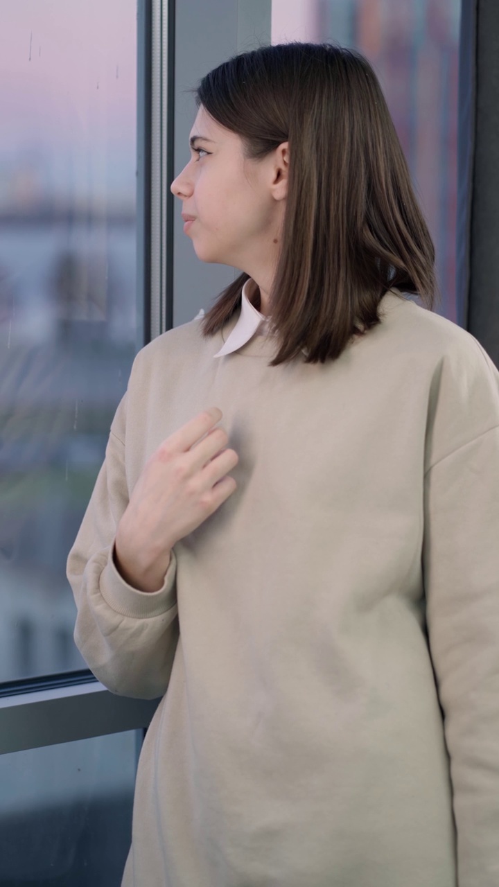 年轻漂亮的女孩使用智能手机。一名女子微笑着看着手机屏幕视频素材