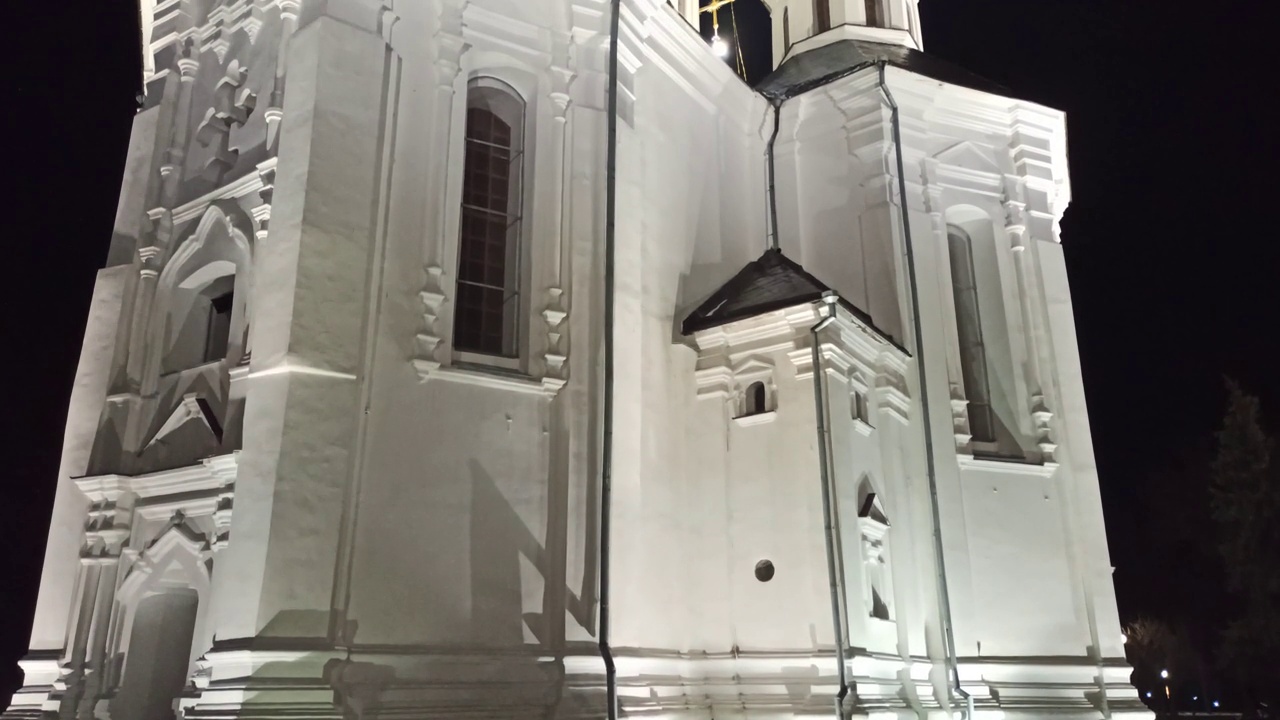 美丽的城市景观，灯笼下的教堂。傍晚的斯拉夫教堂视频素材