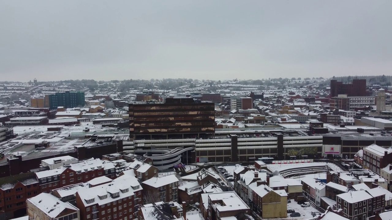 大雪覆盖的景观和城市景观的高角度视图，视频素材