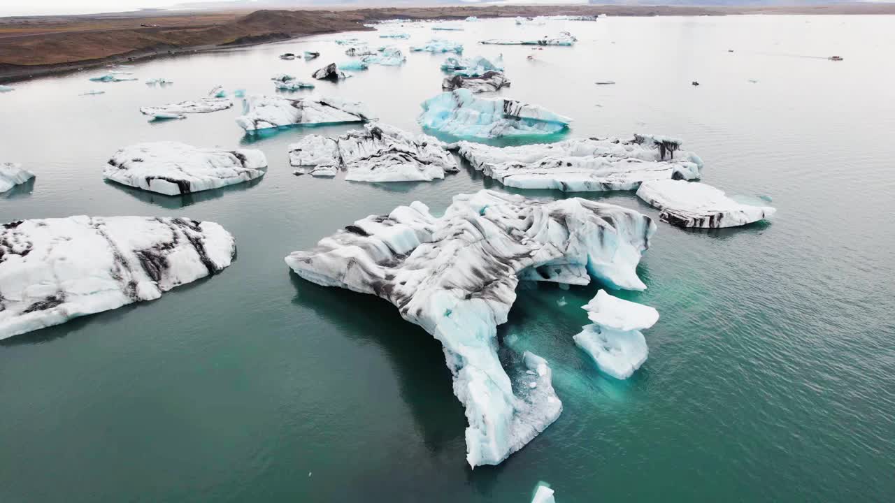 Jokulsarlon冰湖是由冰川水融化自然形成的。冰山终年可见，是冰岛著名的旅游目的地。视频素材