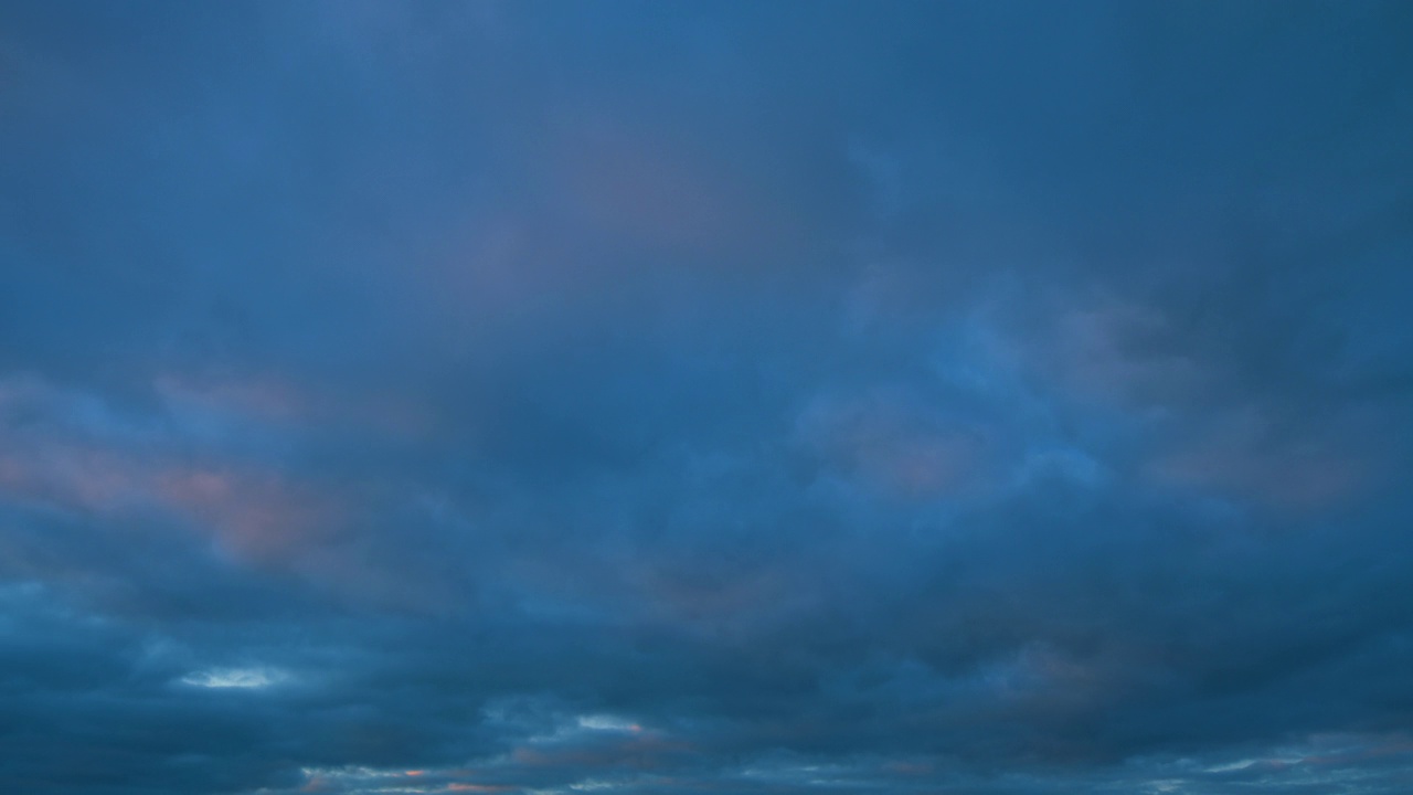 不同阴影的云与颜色的天空。日落时的云。抽象的天气自然背景。间隔拍摄。视频素材