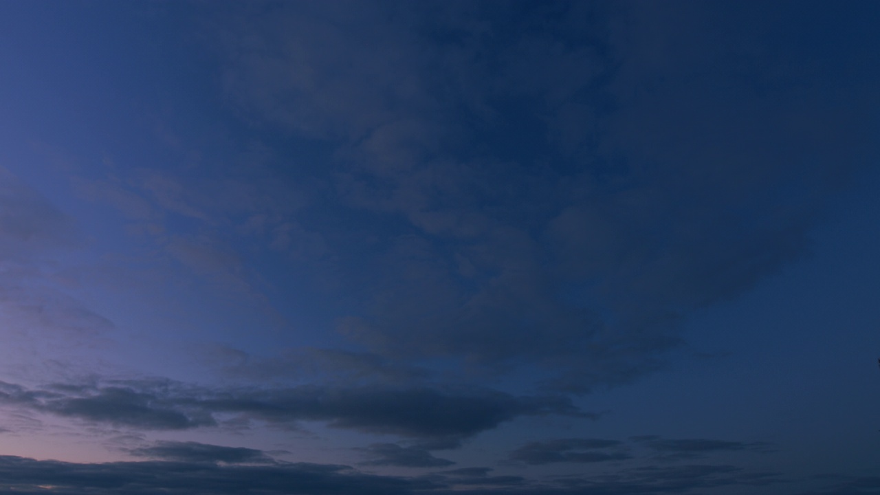 不同的深浅色调。明亮多彩的天空云背景。自然背景。间隔拍摄。视频素材