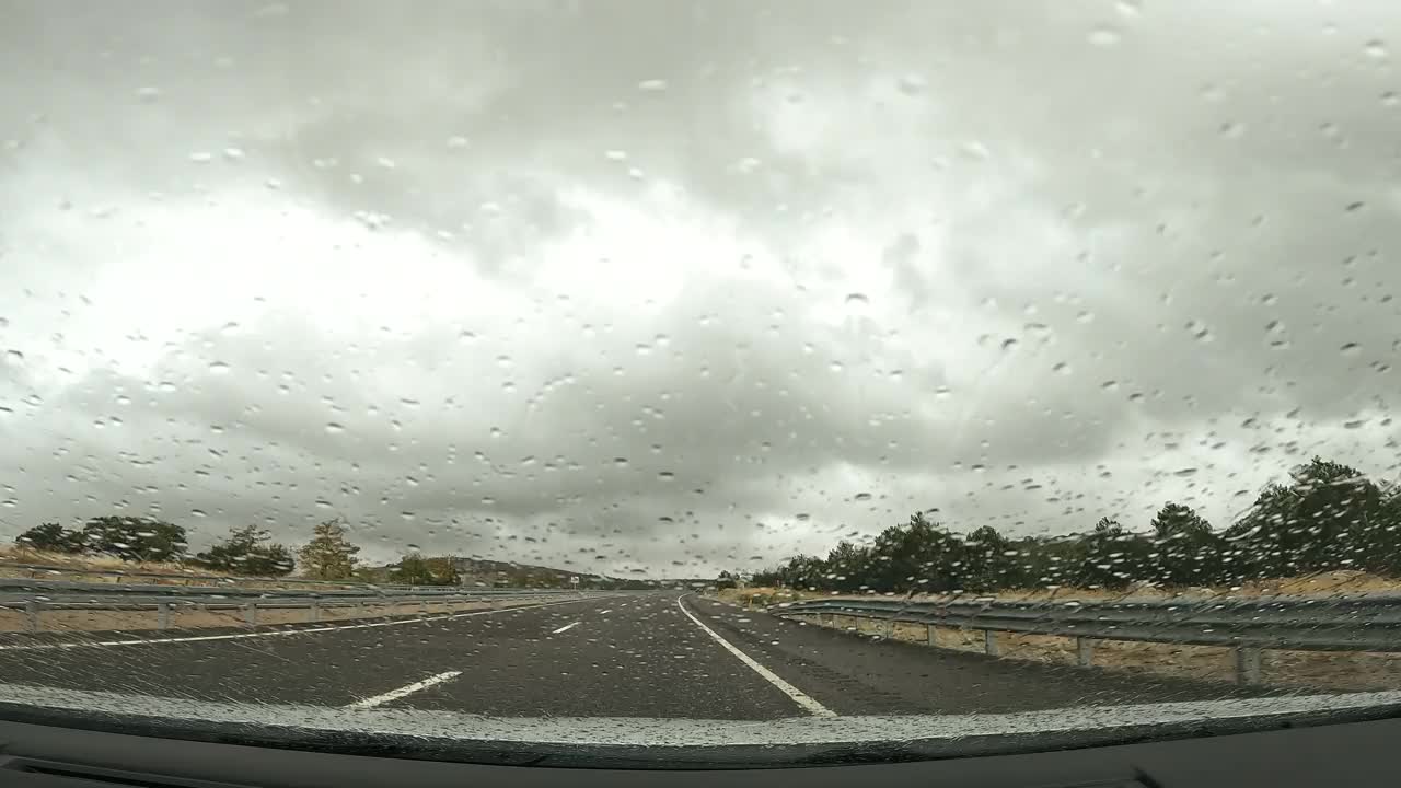 下雨天高速公路上行驶的汽车视频素材