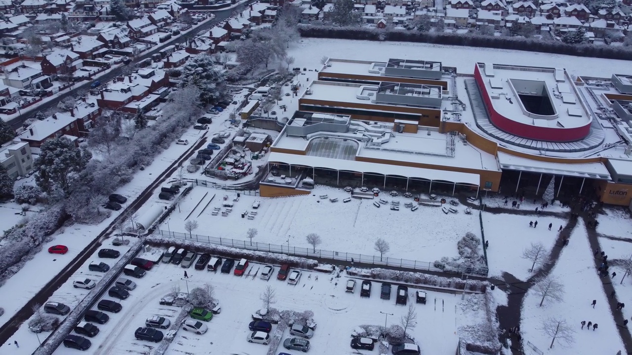 大雪覆盖的景观和城市景观的高角度视图，视频素材