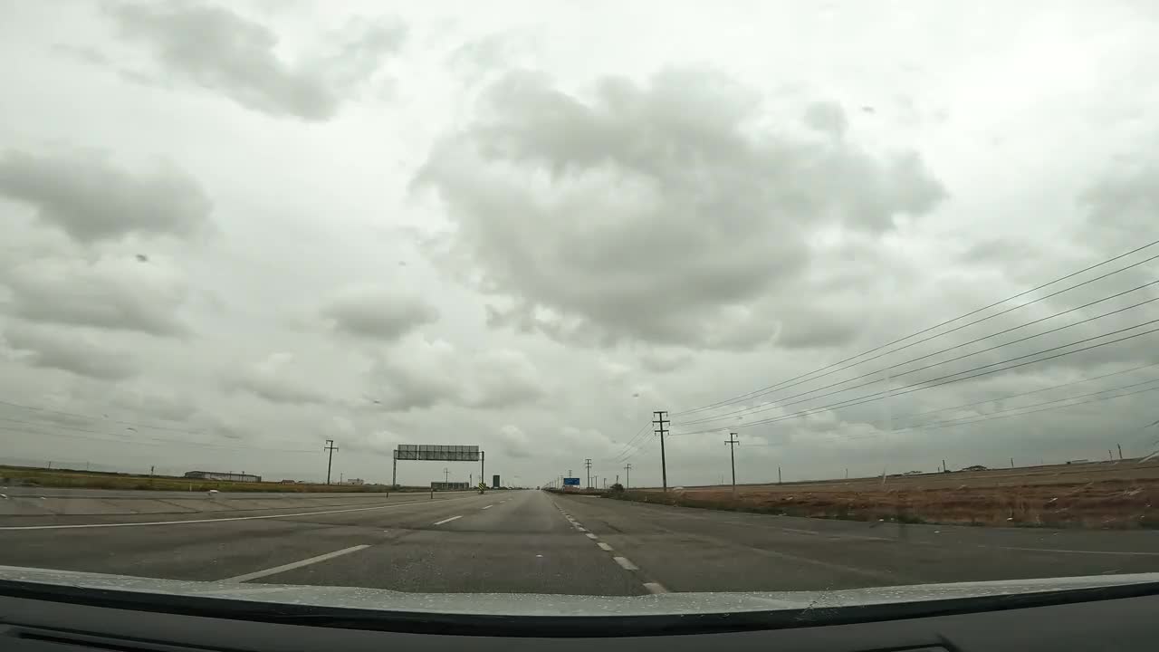 下雨天高速公路上行驶的汽车视频素材