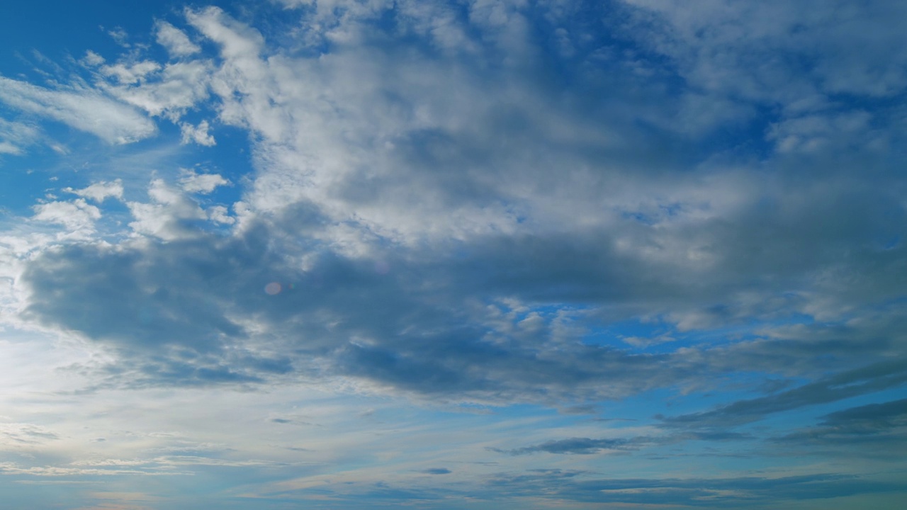 日落或黎明被温暖的太阳背光。全景风格的背景。日落或黎明的天空。间隔拍摄。视频素材