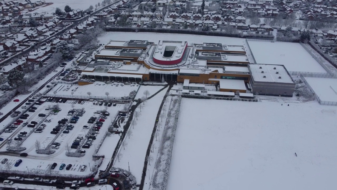 大雪覆盖的景观和城市景观的高角度视图，视频素材