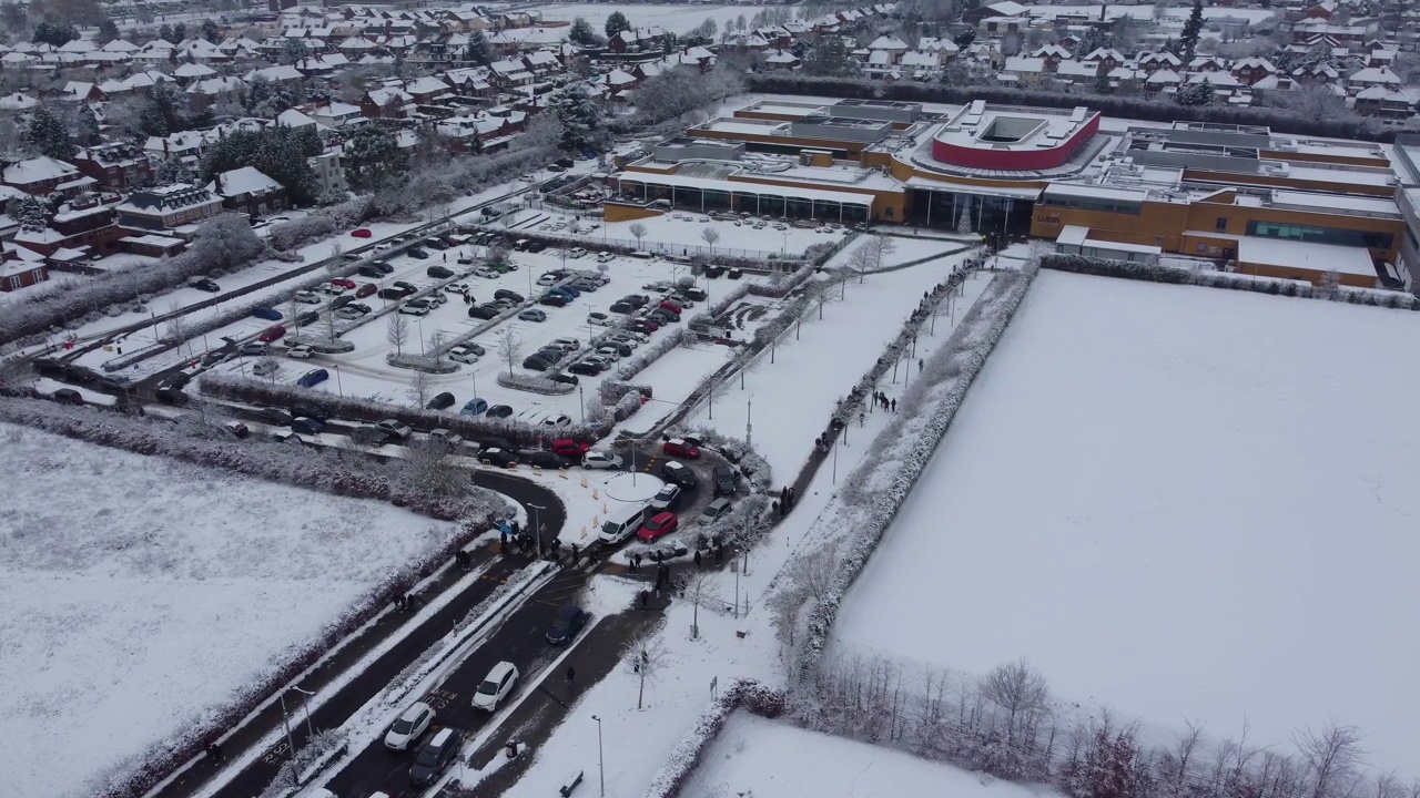 大雪覆盖的景观和城市景观的高角度视图，视频素材