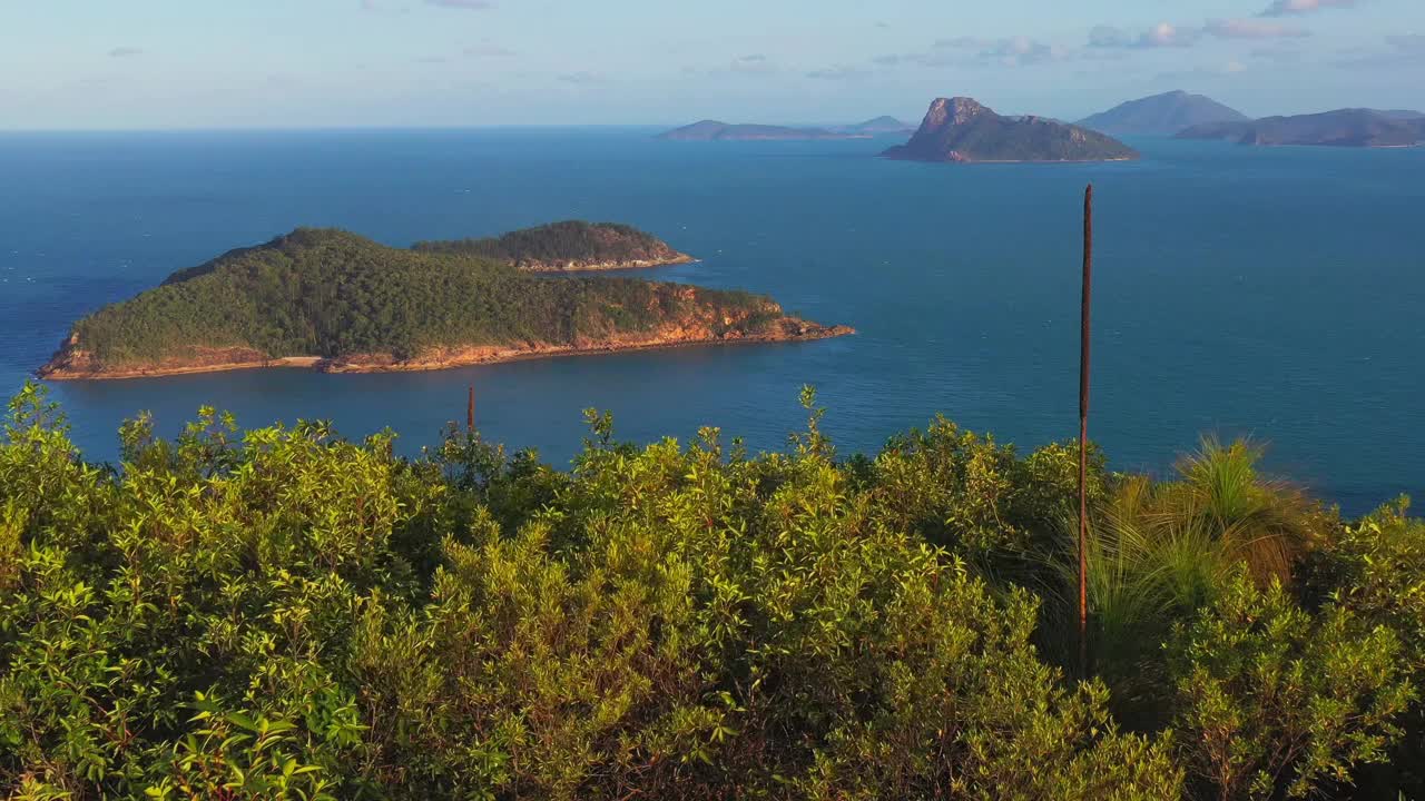 山顶俯瞰热带岛屿和蓝色海洋的壮丽景色视频素材