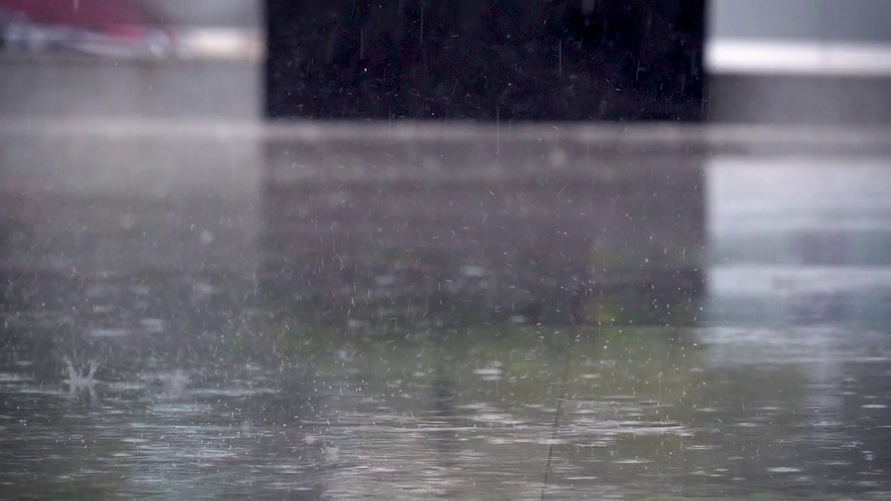 雨滴落在潮湿的地面上视频素材