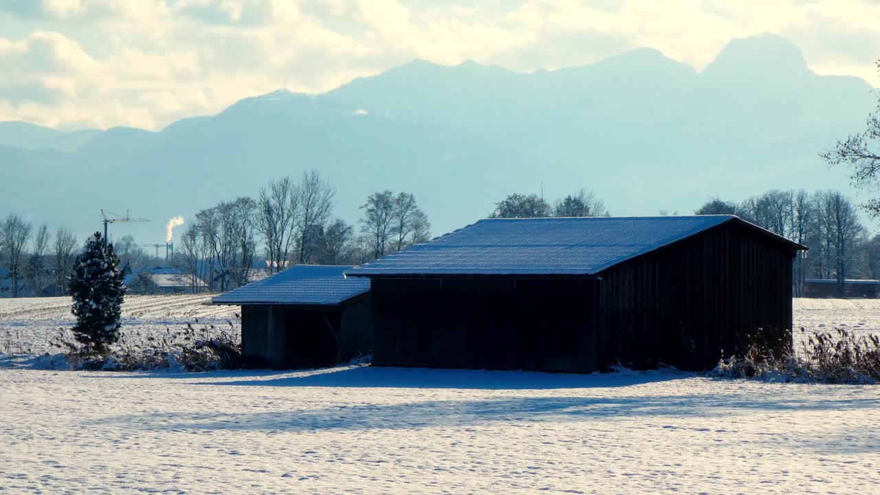 Barn Or Agricultural Building In Winter Countryside – Snow视频素材