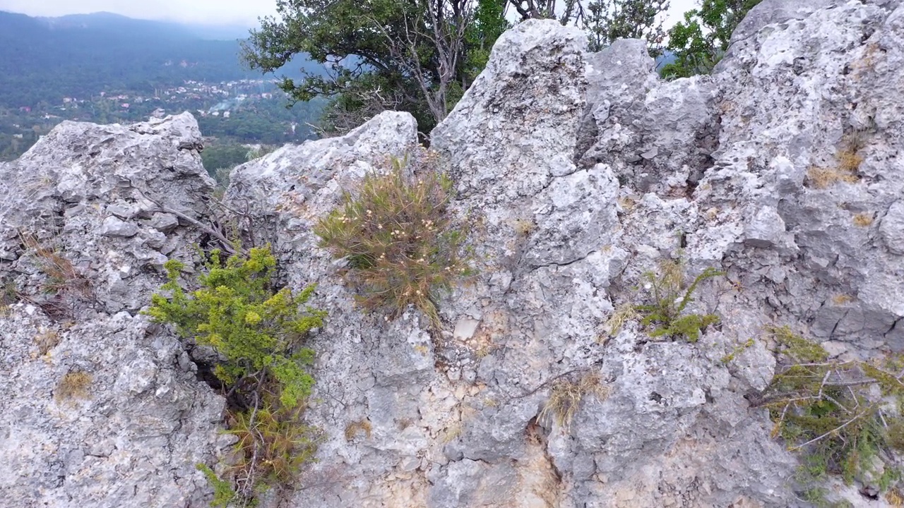 石质岩石质地的山。从上面的山谷和房屋的全景。视频素材