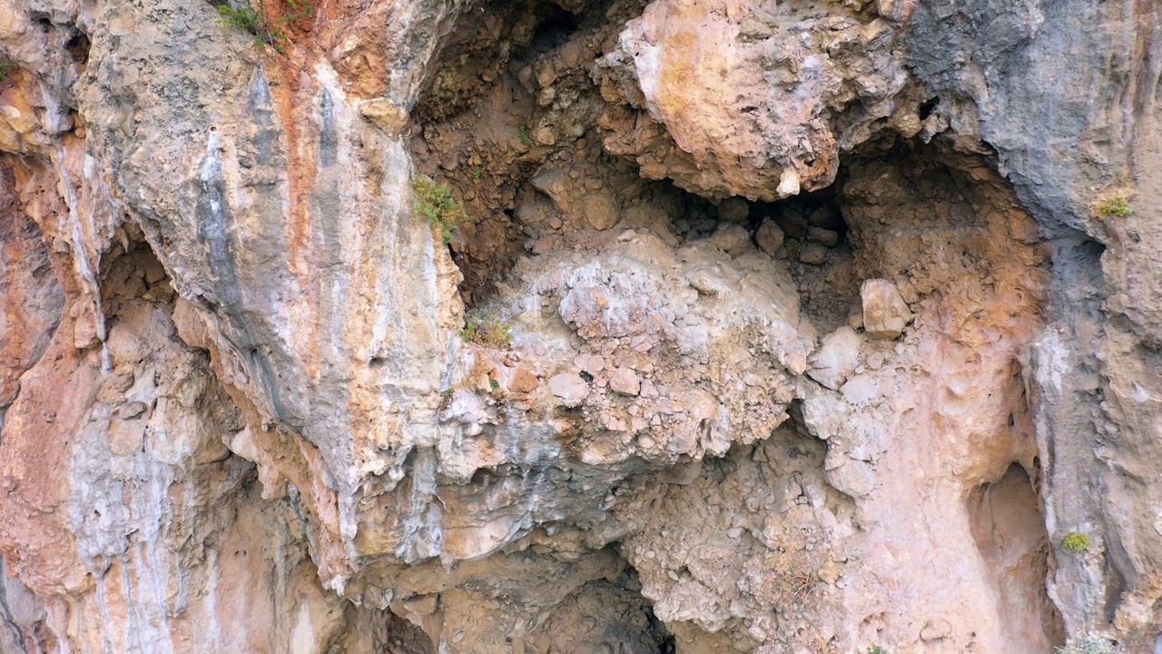 岩石峭壁纹理。大型地质岩层的特写。视频素材