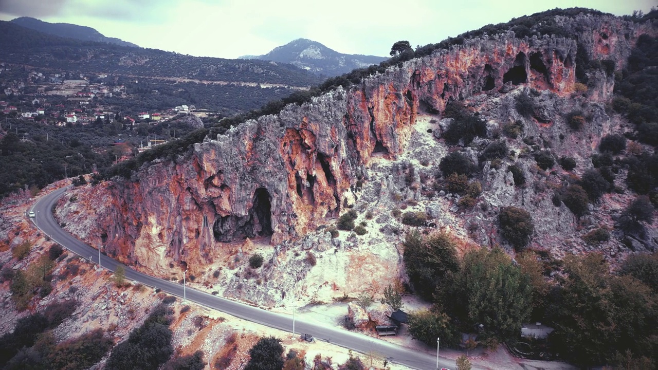 沿绿色落基山的高速公路的空中无人机视图。视频素材