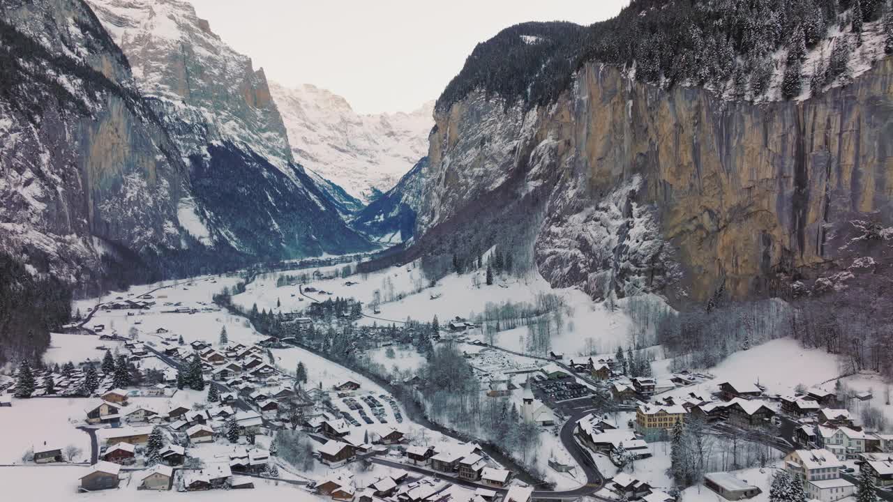 在下雪的冬天，航拍Lauterbrunnen村。茵特拉肯,瑞士。视频素材