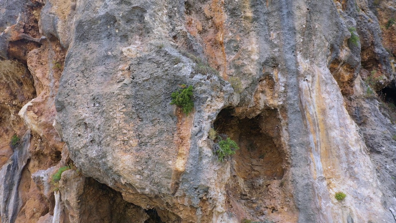 近距离观察侵蚀砂岩纹理岩石的山。视频素材