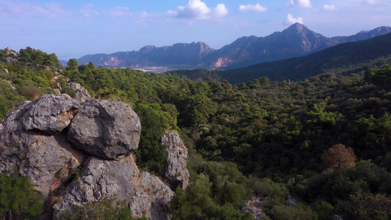 云天青山的空中全景图。视频素材