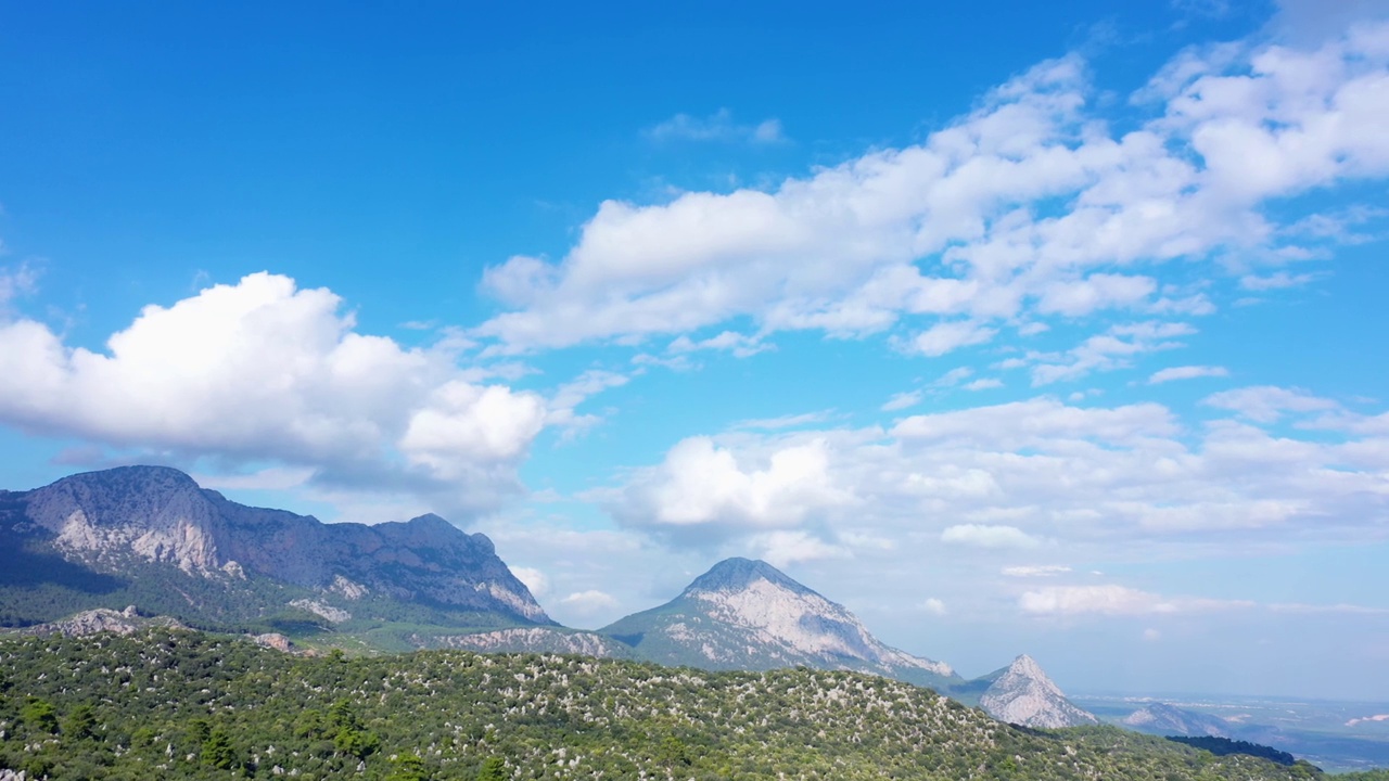 夏日绿色山峰的全景无人机视图。视频素材