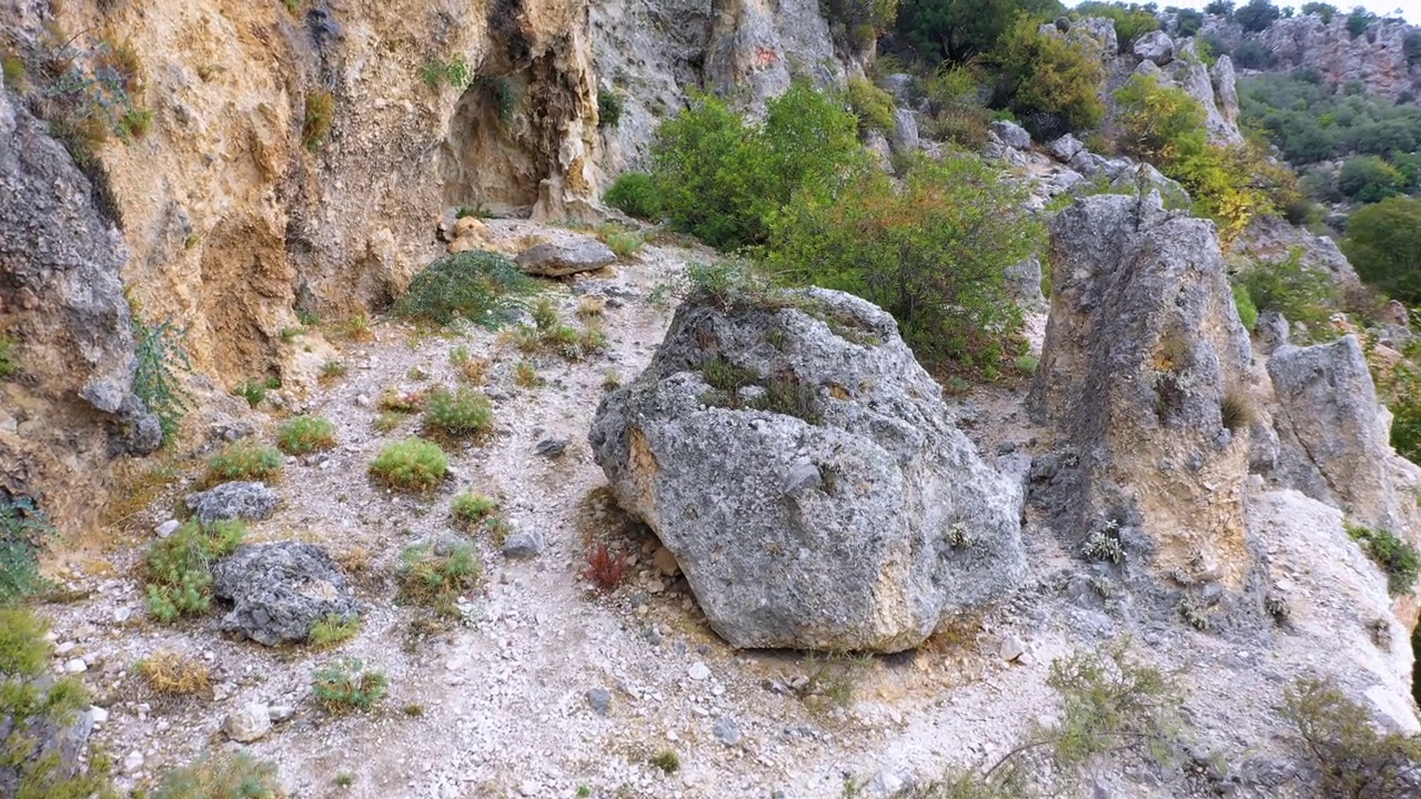 山坡上有岩石和绿树。峡谷中的岩层。视频素材