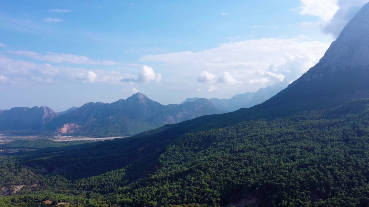 风景秀丽的山地自然景观。雾蒙蒙的早晨，野外的大自然。视频素材