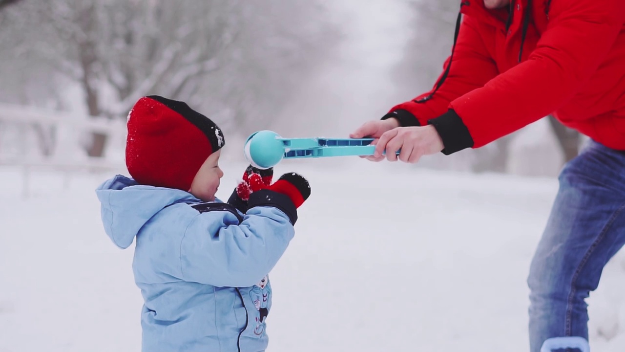 爸爸和儿子在玩雪球视频素材