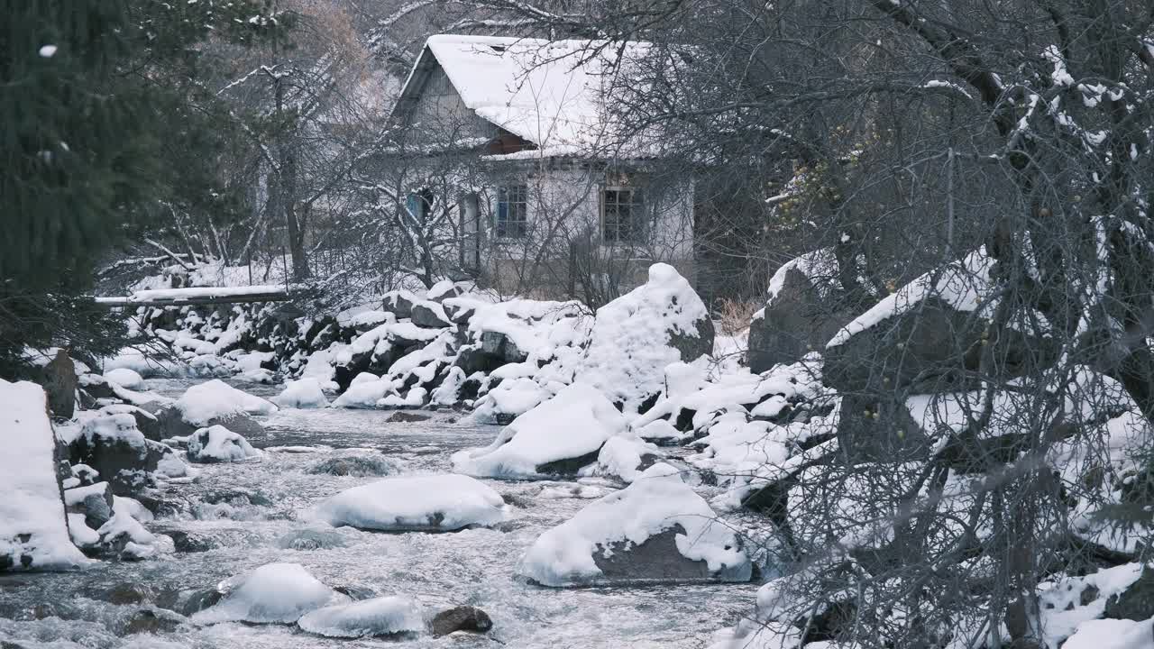 在冬天流动的山河视频素材