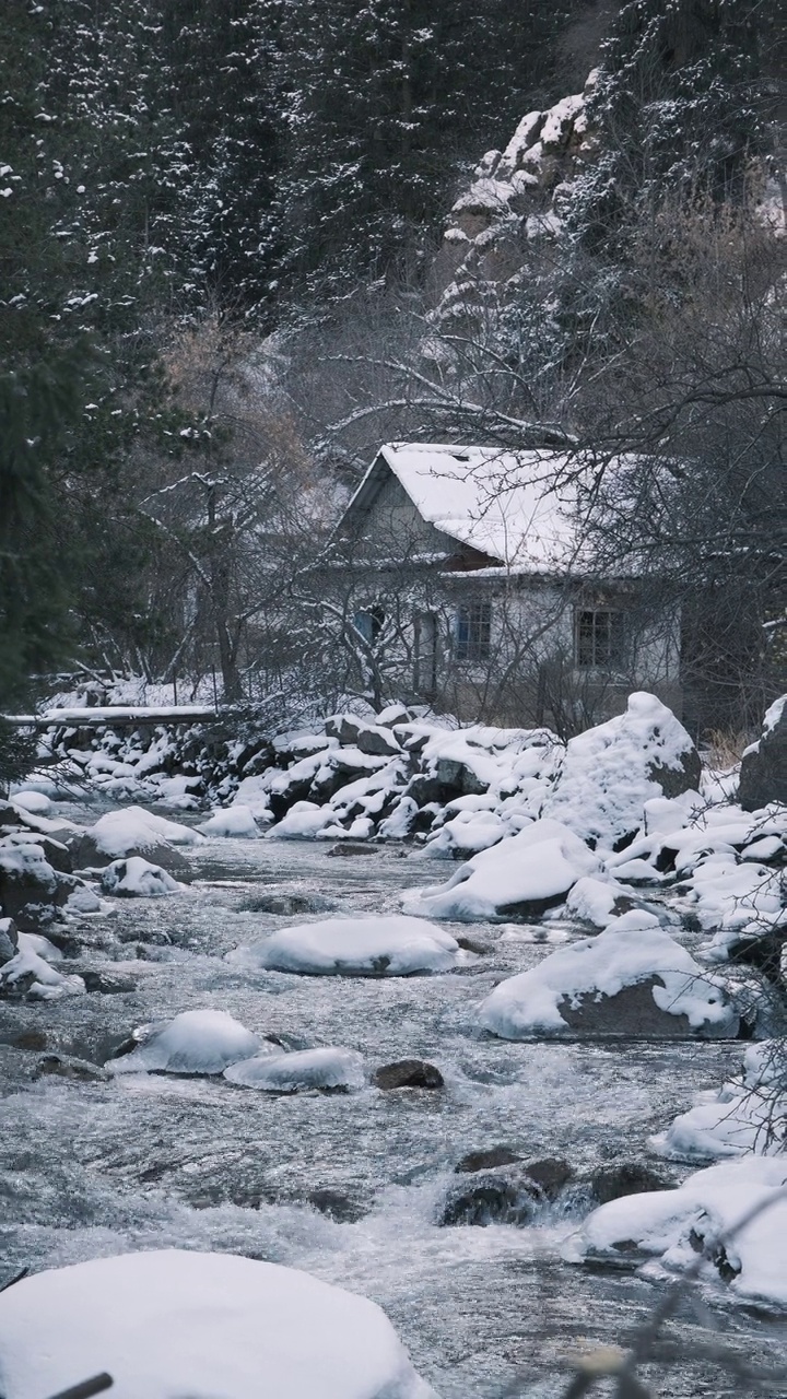 在冬天流动的山河视频素材