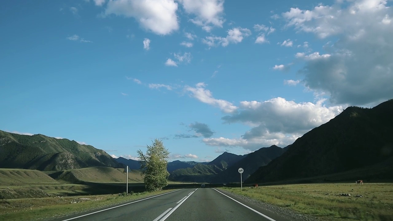 沿着阿尔泰山脉蜿蜒的壮丽风景。视频素材