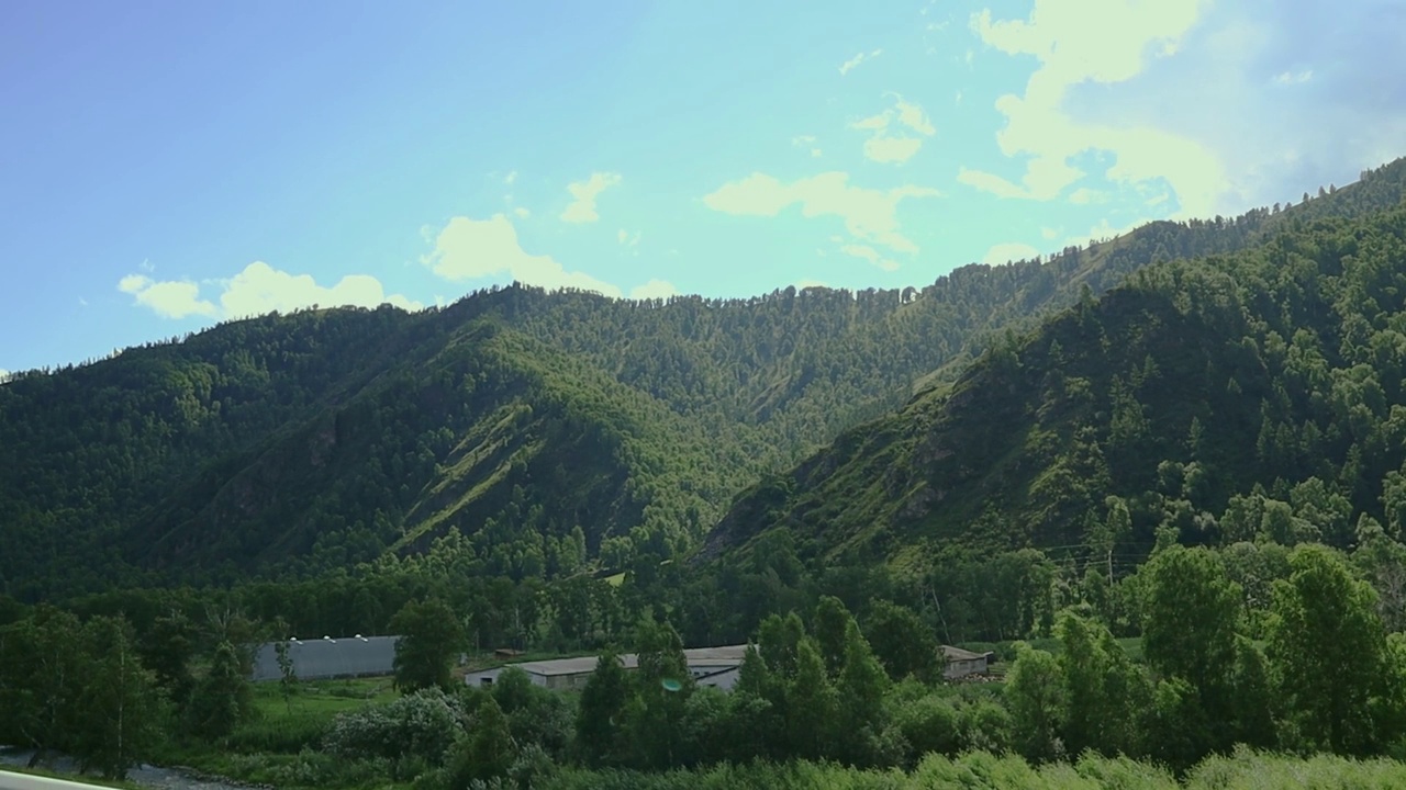 沿着阿尔泰山脉蜿蜒的壮丽风景。视频素材