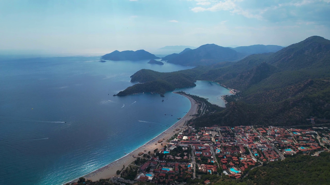 土耳其旅游和房地产的海滨小镇Oludeniz是一个拥有蓝色海水的旅游胜地视频下载