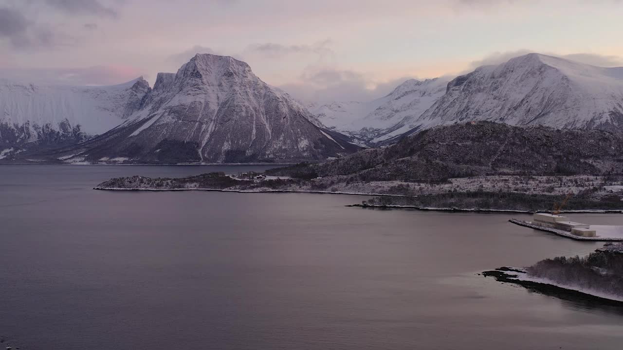 航拍4k镜头，在挪威的雪景turqouse海滩与山景视频素材