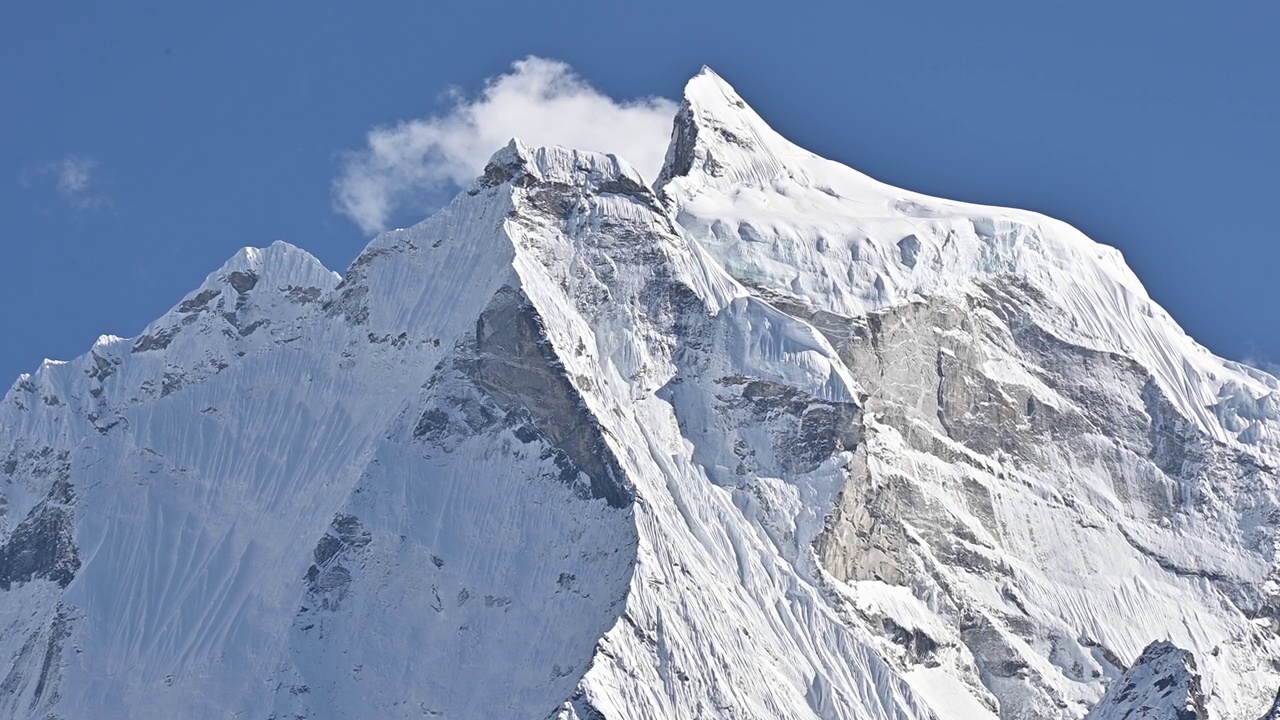 康加加山(6779米)也被称为雪鞍，是尼泊尔喜马拉雅山脉的主要山峰。视频素材