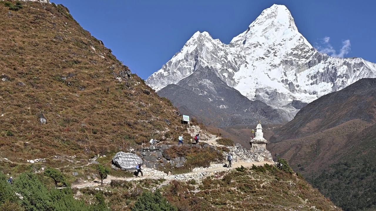 徒步旅行者走在山上，以ama Dablam山为背景的美丽景色。视频素材