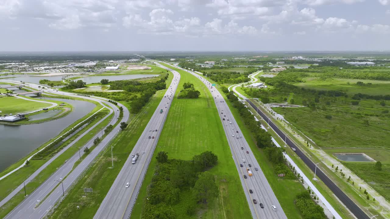 鸟瞰繁忙的美国高速公路与沉重的快速移动的交通。州际运输概念视频素材