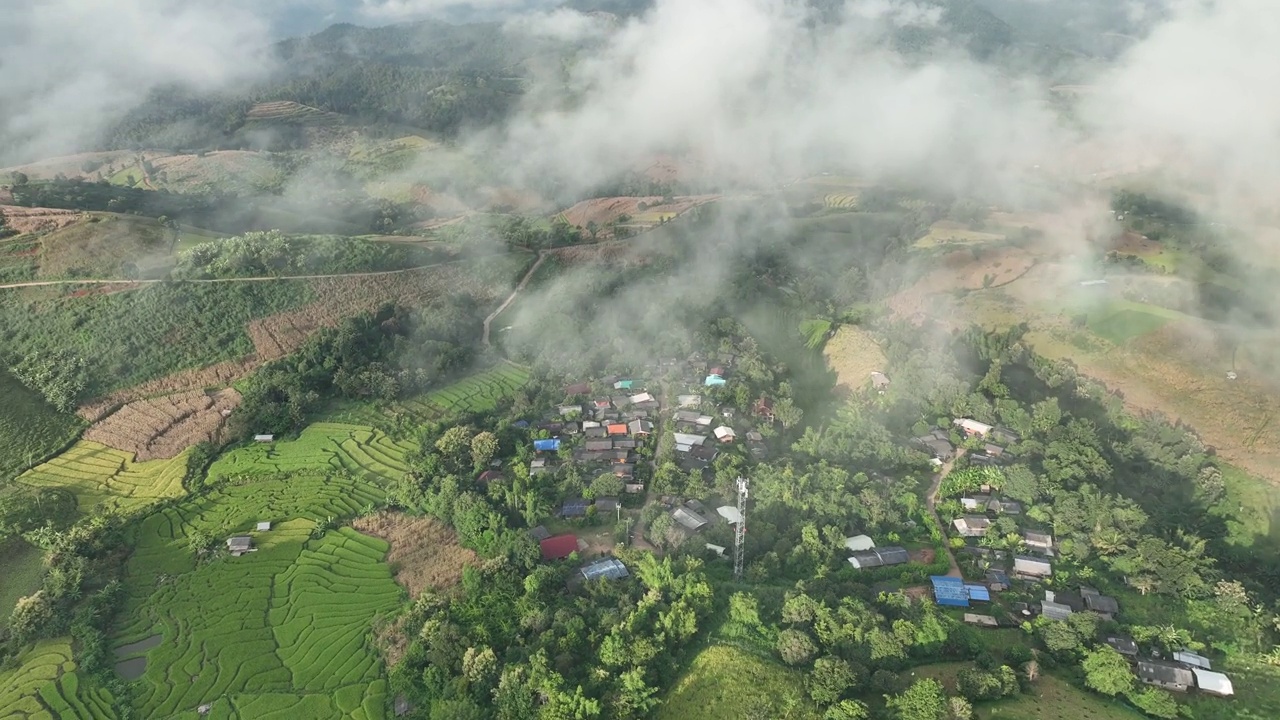 在清迈班帕邦比昂的水稻梯田鸟瞰图。泰国美丽的风景。视频素材