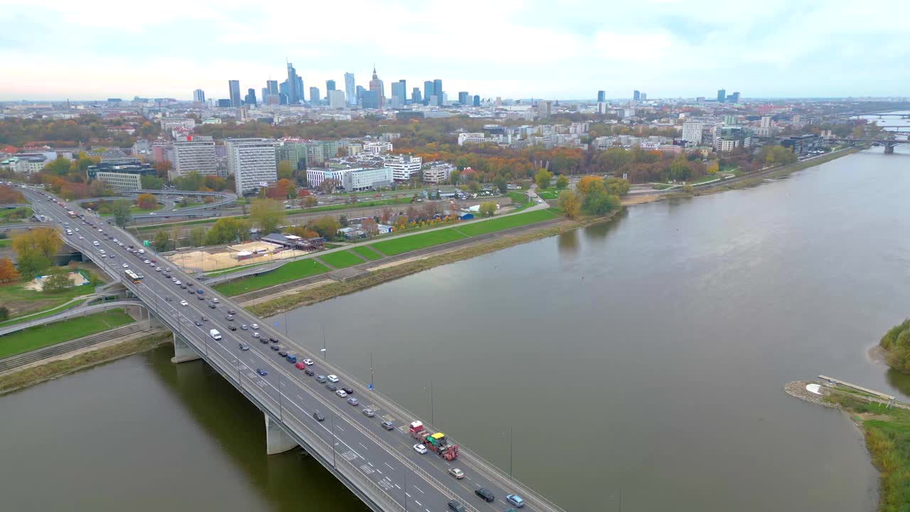 波兰华沙在日出时的空中全景，包括维维蒂尔河上的Swietokrzyski桥和远处的市中心。首都华沙视频素材