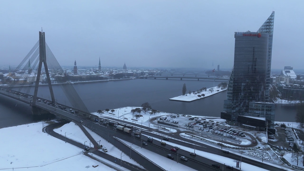 里加市的冬天多云多雪。视频素材