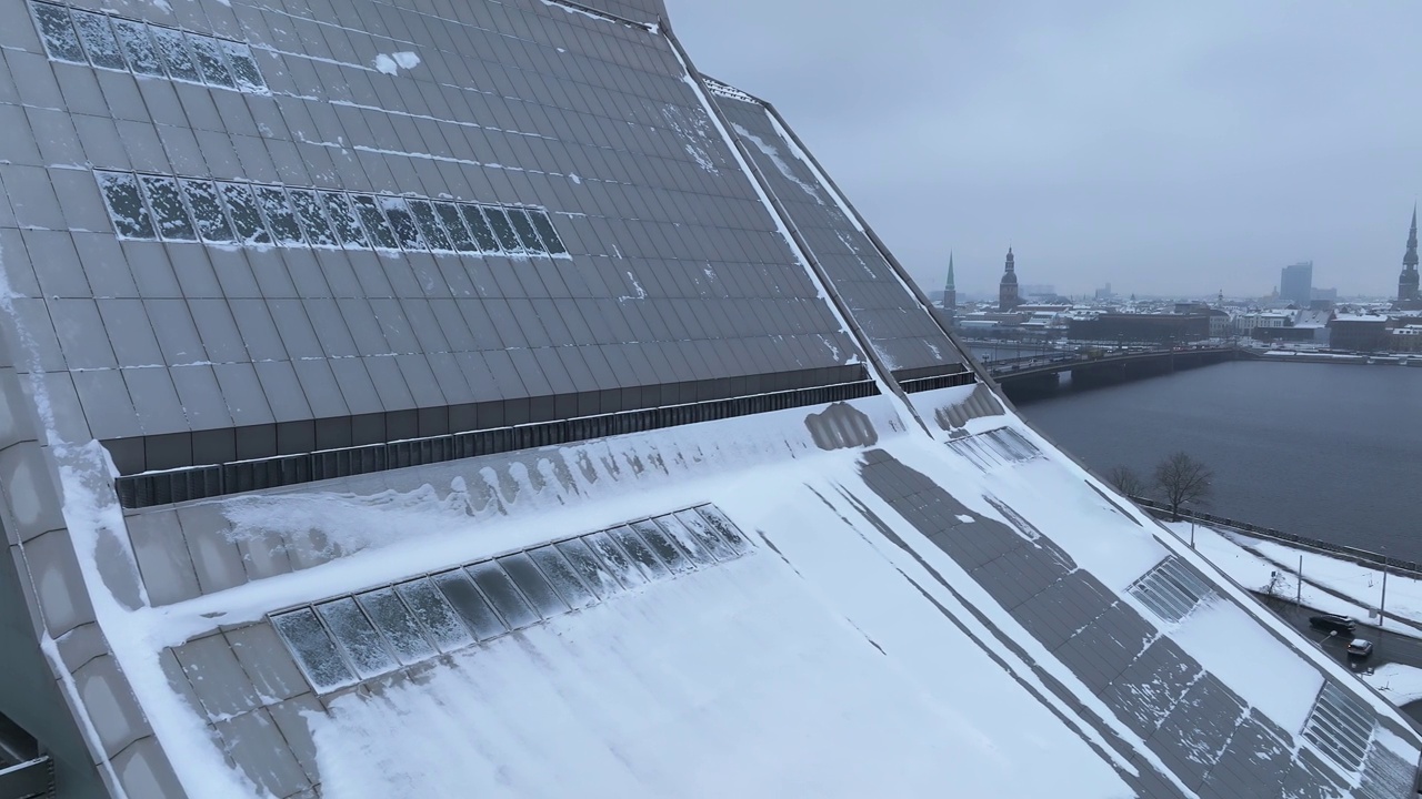 里加市的冬天多云多雪。视频素材