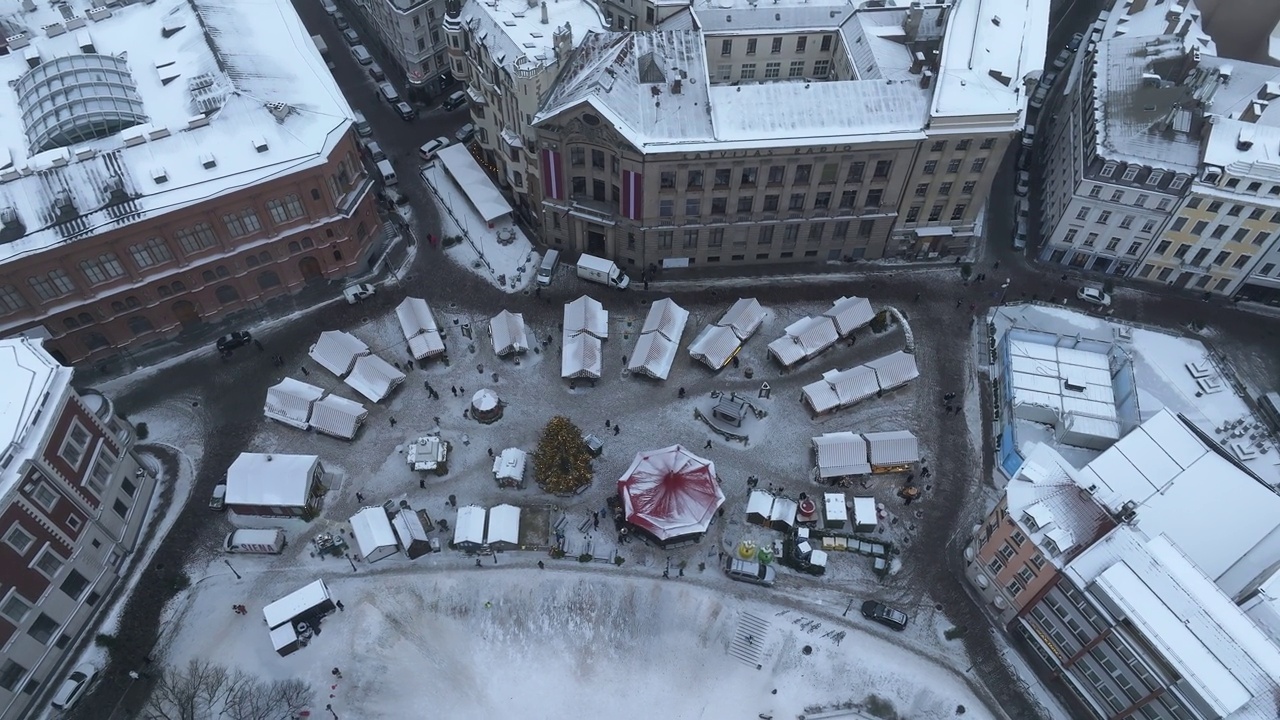 里加市的冬天多云多雪。视频素材