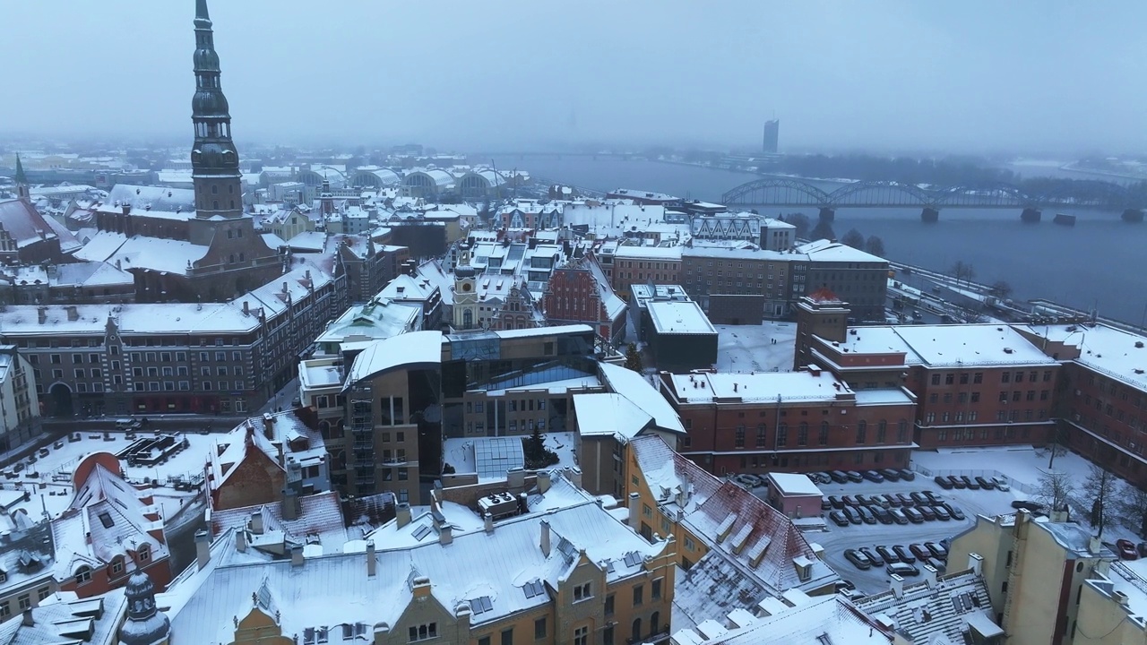 里加市的冬天多云多雪。视频素材