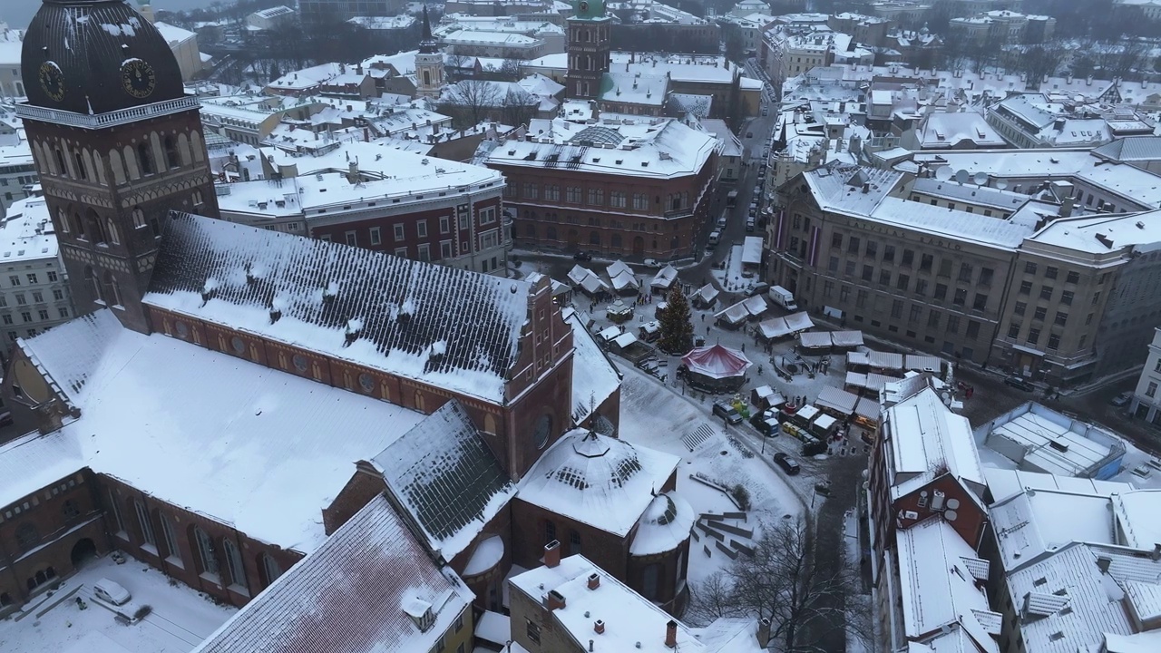 里加市的冬天多云多雪。视频素材