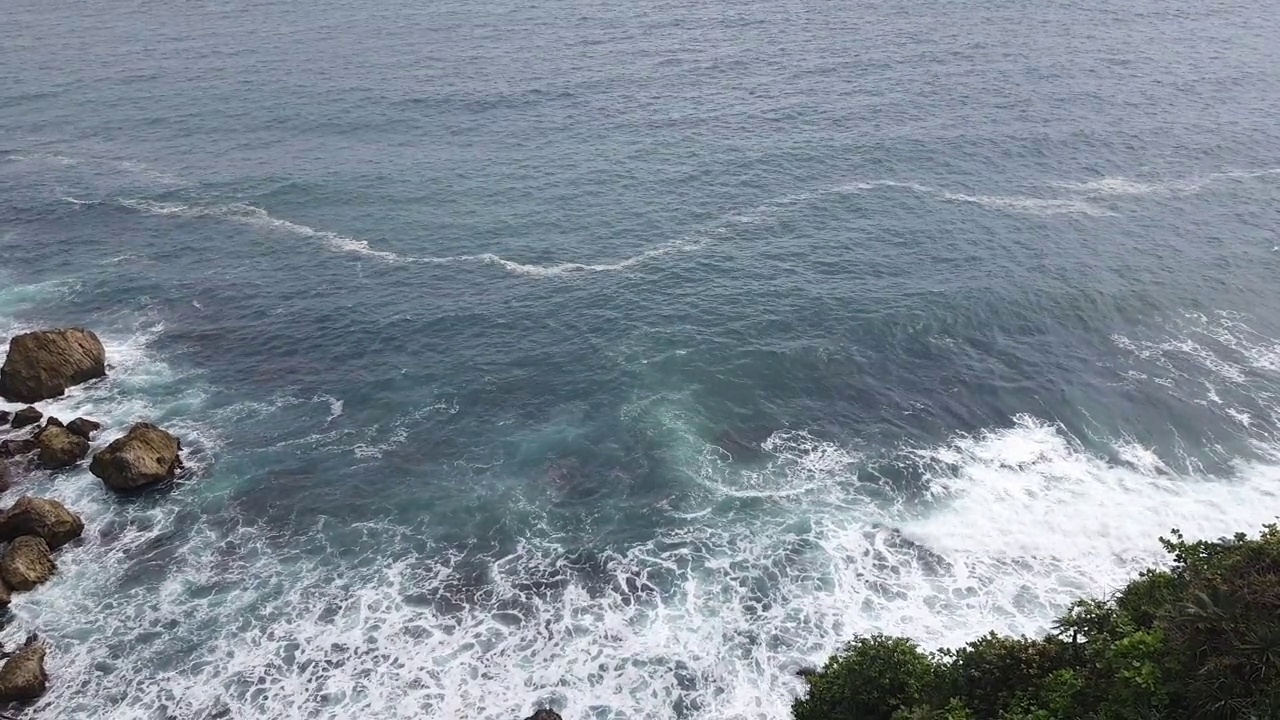 日惹海滩上悬崖上的海浪风景视频素材