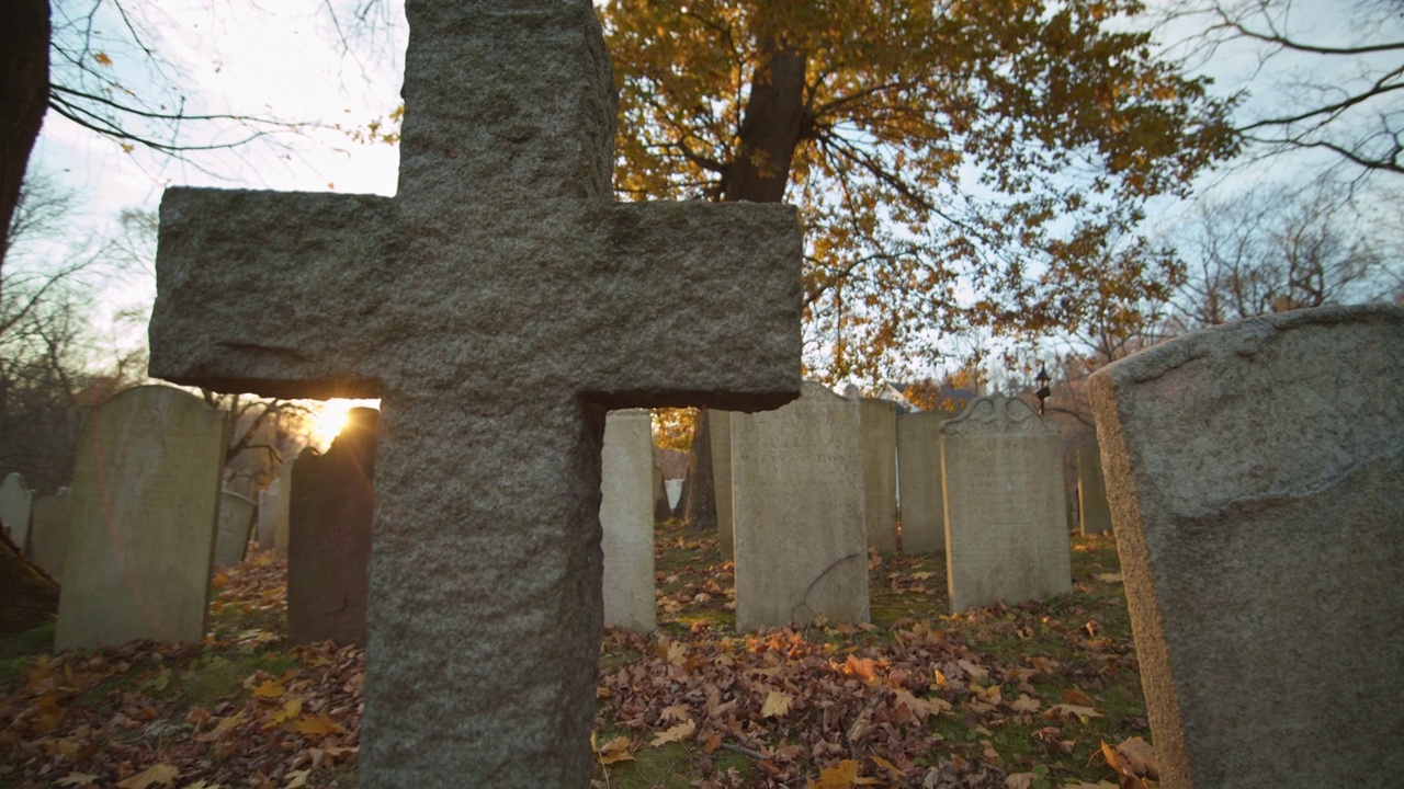 日落时分公墓里的十字墓碑视频素材